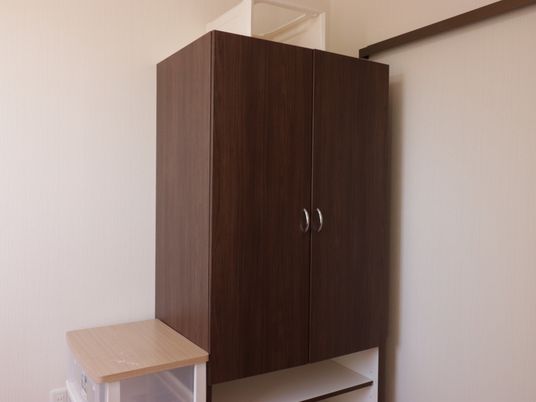 茶色の洋室のクローゼット