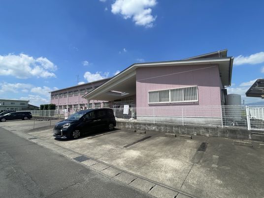 広々とした外観