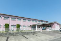 ピンクの建物外観