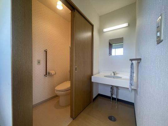 落ち着いた雰囲気のトイレ