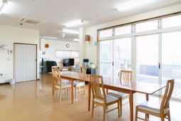 開放的なラウンジ