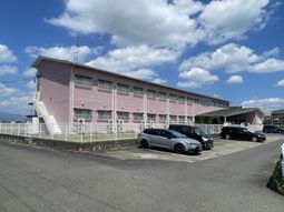 ピンクの外観の建物