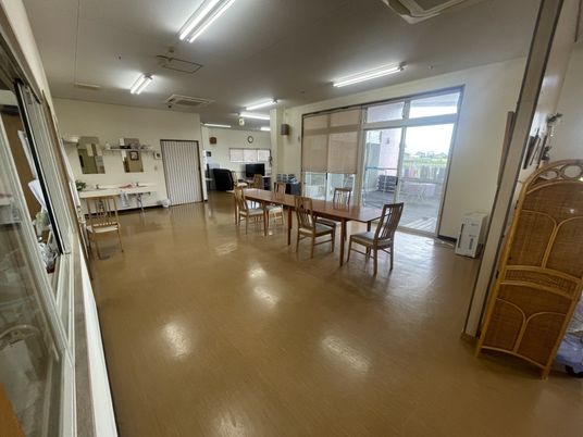 自然光が入る食堂