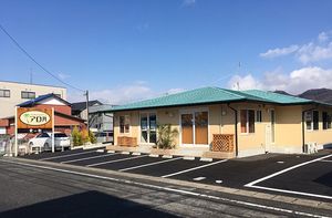 明るい建物外観