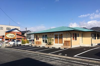 明るい建物外観
