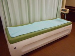 シンプルな居室のベッド  