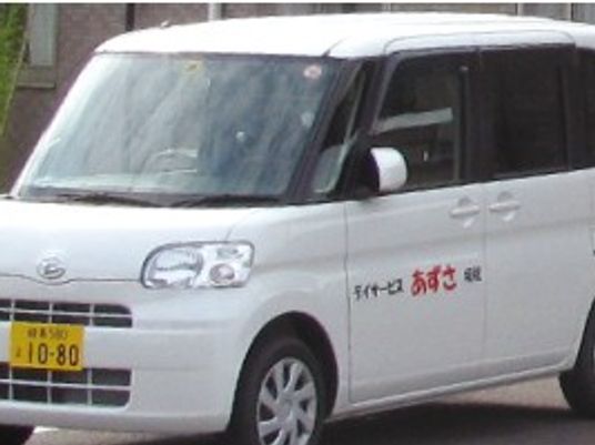 送迎車が停車する外観  