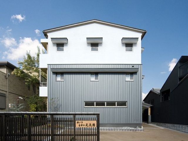 清潔感のある建物の外観 外観 ゆとりのある門構えと、シンプルなデザインが印象的な建物です。静かな環境で落ち着いた生活をご提供します。