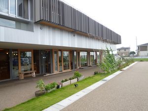 広々とした外観