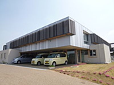 開放的な建物外観
