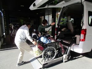 車椅子の利用者が乗降する様子