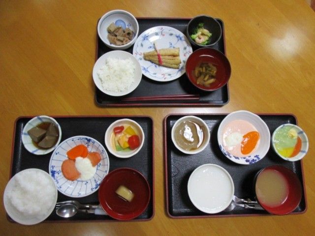 食事のトレイが並ぶ 食堂 栄養バランスのとれた食事が提供される食堂です。各トレイは個別に準備されています。