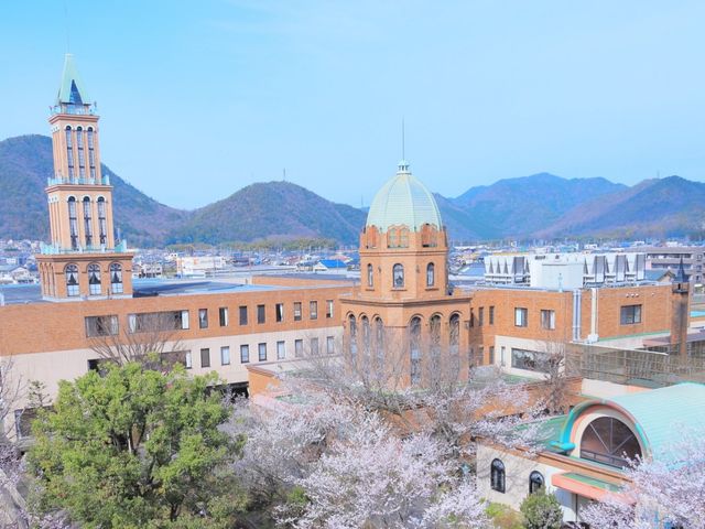 山を背景にした外観 外観 自然に囲まれた風景が魅力の施設です。緑豊かな環境で働くことができます。