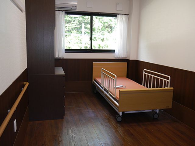 窓がある居室 居室 自然光が差し込む居室は、快適な空間を提供します。一人でも安心して過ごせる設備です。