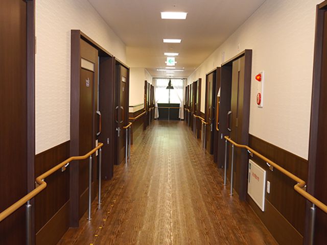 広々とした廊下 廊下 安全を考慮した手すり付きで、安心して歩行いただける明るい廊下です。