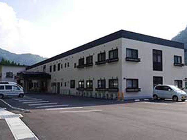 緑豊かな外観 外観 山々に囲まれた自然の中に位置し、落ち着いた環境が魅力の施設です。
