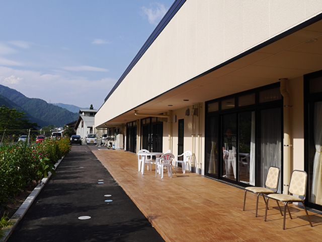 広々としたテラス テラス 広々としたテラスでは、自然の中でのんびりと過ごすことができます。屋外での休憩に最適です。