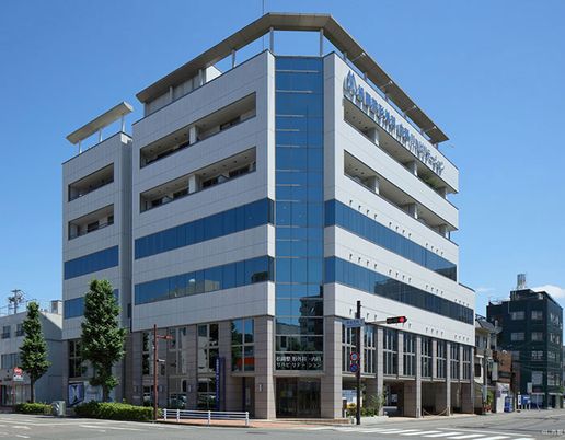 都市に位置する建物外観