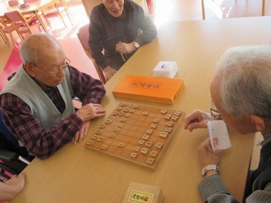 老人が将棋を指す様子