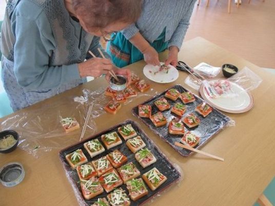 料理活動する利用者さん