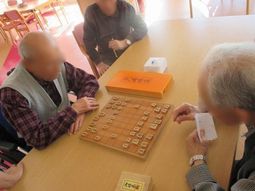 将棋を楽しむ様子