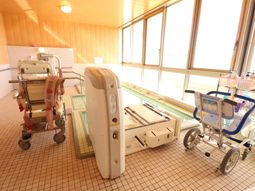 明るい浴室の介護用具
