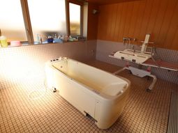 バリアフリー設計の浴室