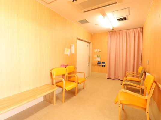 暖かい色合いの待合室