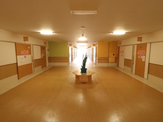 居室前の明るい廊下