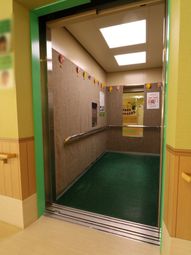 明るい廊下の一角