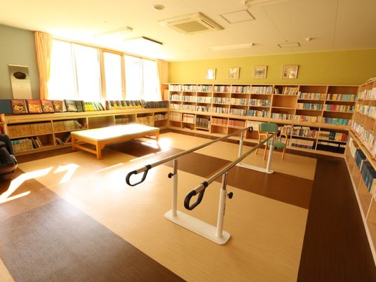 機能訓練と本棚の明るい部屋