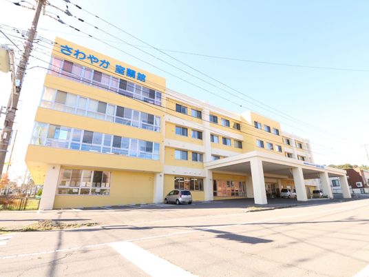 黄色い建物のエントランス