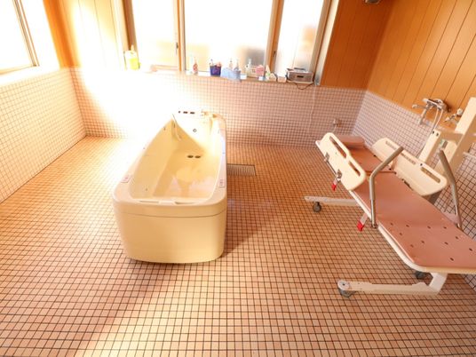 清潔な浴室と介助機器