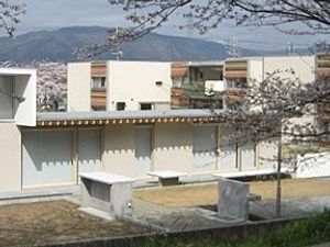 施設の外観と桜の庭  