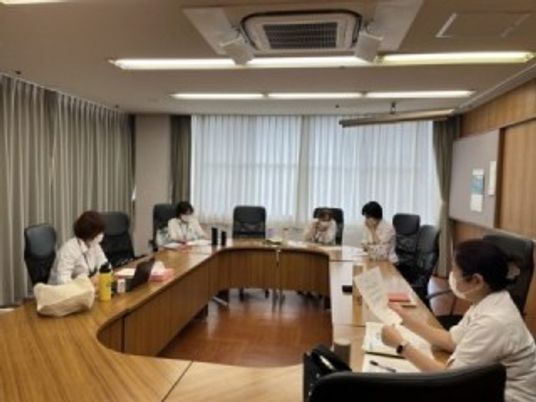 会議中のスタッフ会議室  