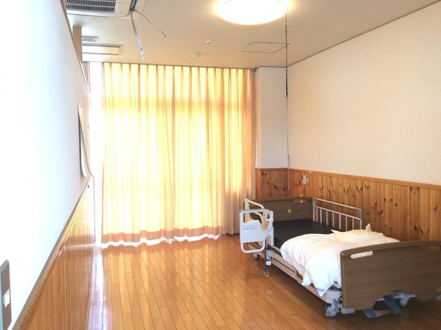 明るい自然光の居室 居室 自然光が差し込む明るい部屋です。快適な時間を過ごせる環境が整っています。