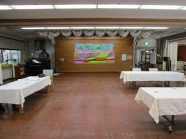 広々とした室内の共有スペース 多目的室   自然光が入る広々とした空間です。椅子を並べてイベントや集まりに活用できます。