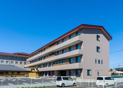広い駐車場がある外観
