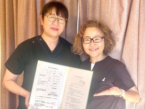 資格証を持つスタッフ  