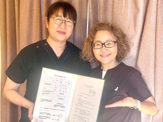 資格証を持つスタッフ  