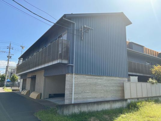 青空のもとの建物外観