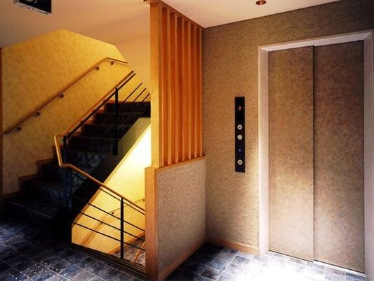 エレベーターと階段の廊下
