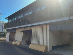 外観の建物エントランス風景