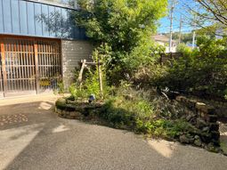 緑溢れる施設の外観