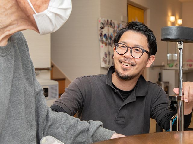 スタッフとの交流場面 内観 スタッフが丁寧に声をかける姿が見られ、居心地の良い雰囲気が感じられます。和やかなコミュニケーションが魅力的です。
