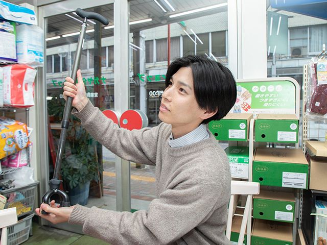 商品を手にする様子 スタッフイメージ 製品を手に取って説明する姿が印象的です。日々、頼りになるスタッフの姿勢を感じます。