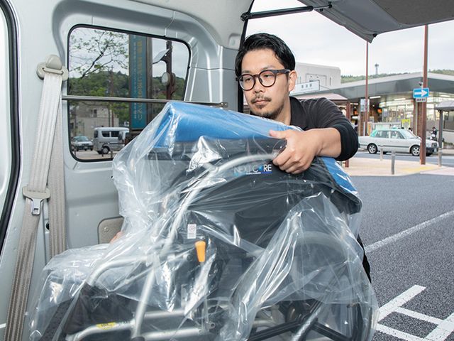 車椅子を運ぶスタッフ スタッフイメージ 頼もしいスタッフが車椅子を丁寧に運んでいる様子です。快適なサポートが期待できます。