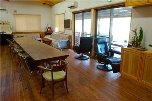 自然光が入る広い部屋