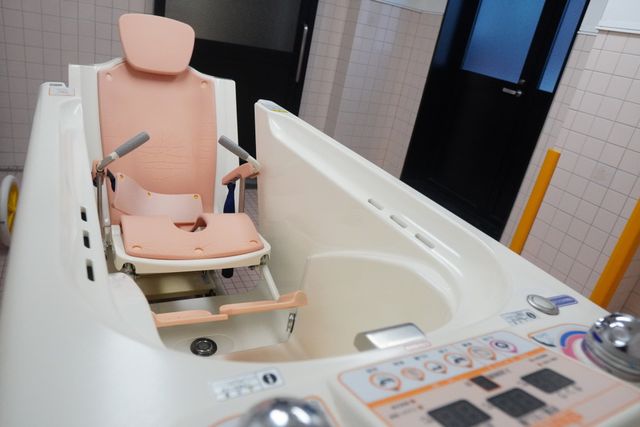 座れる浴槽の設備 浴室 座って入浴ができる浴槽です。使いやすい機能が装備されており、介護に適しています。