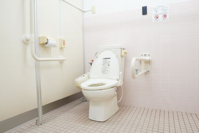 使いやすいトイレ トイレ 清潔で広々としたトイレは、安全に配慮した設備が整っており、快適に利用できます。
